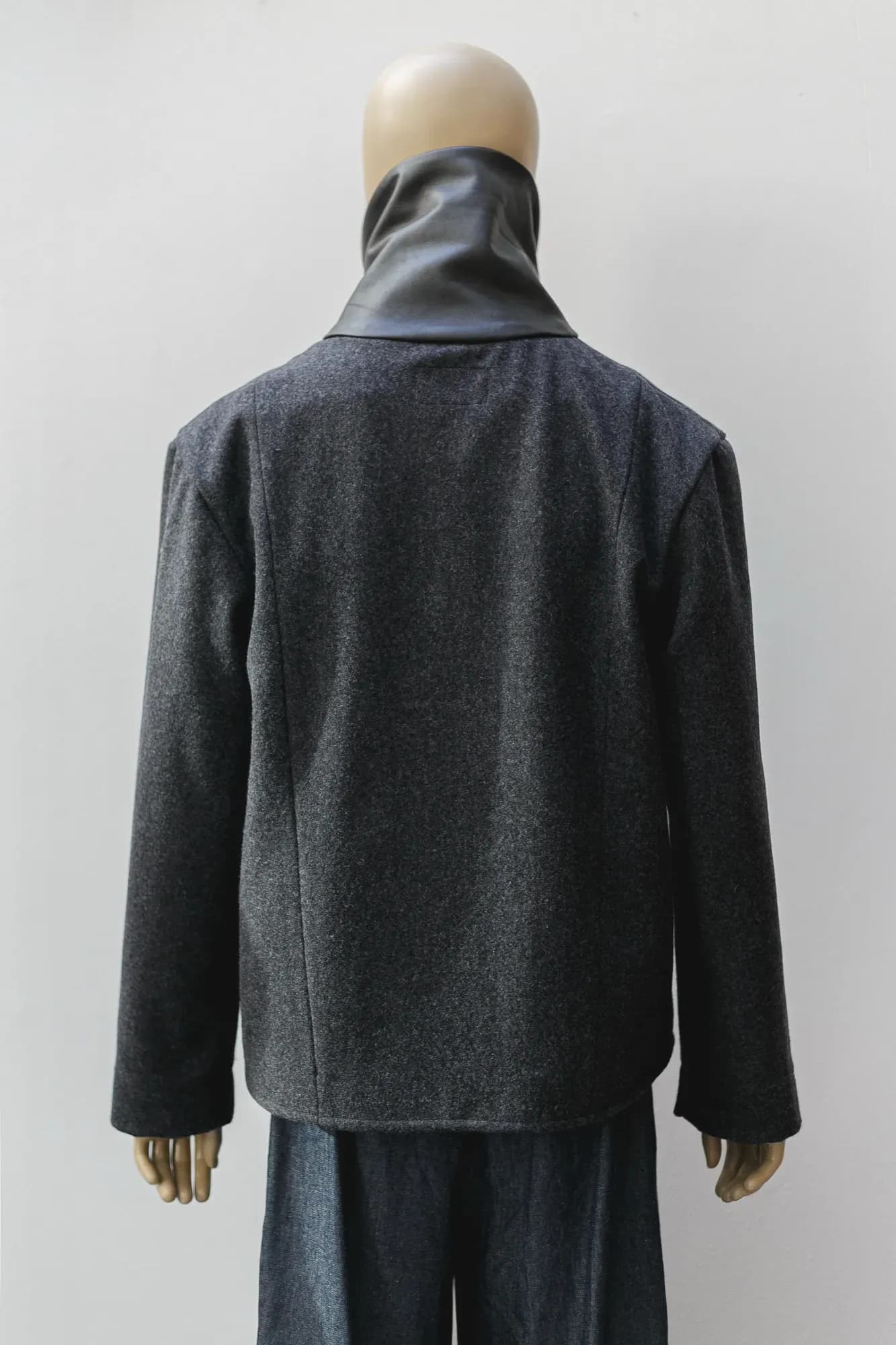 Campera de lana prensada con cuello de napa — Atelier Molina