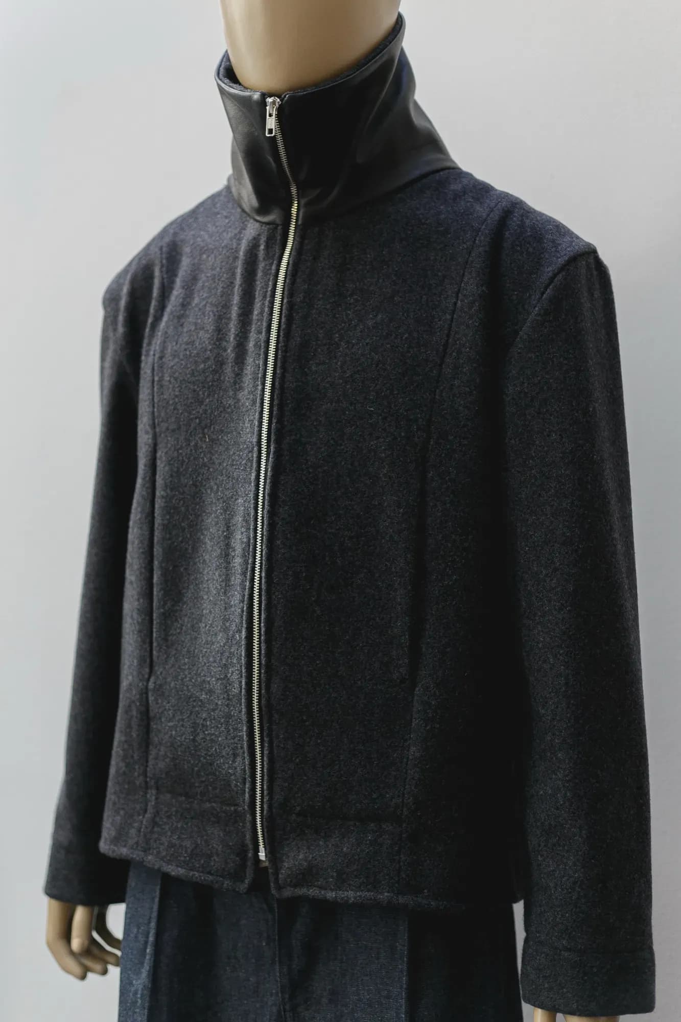Campera de lana prensada con cuello de napa — Atelier Molina