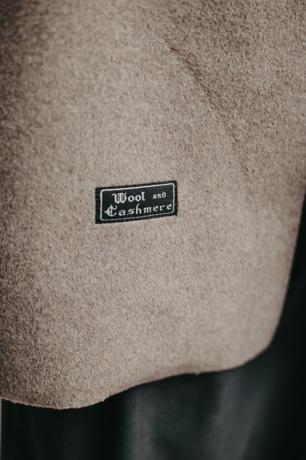 Chaleco de Cashmere con costuras expuestas - Atelier Molina · Alta Costura & Sastrería de Autor · Buenos Aires