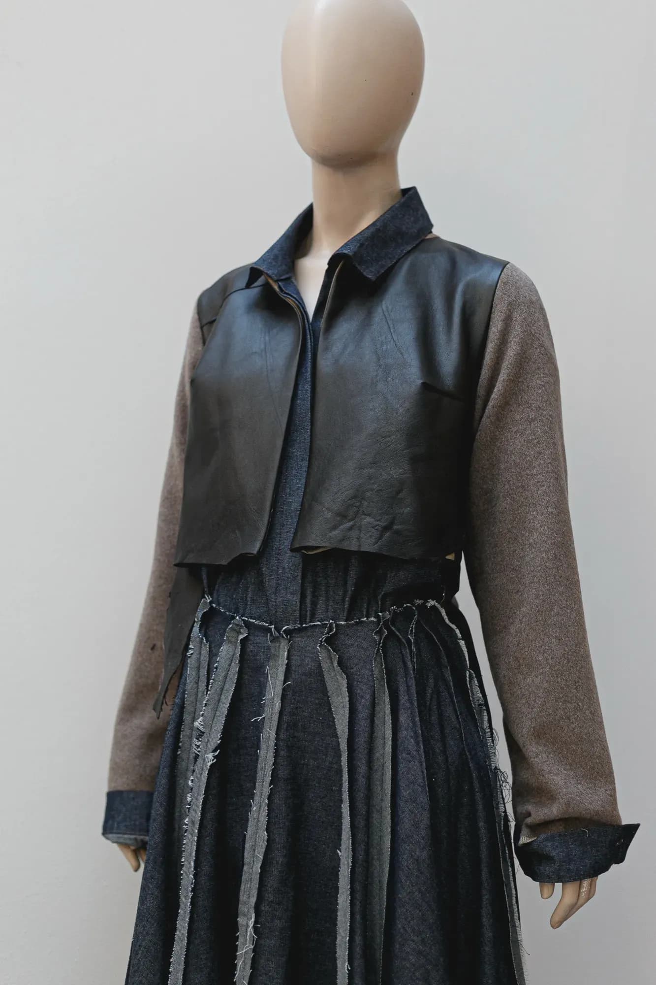 Chaqueta crop de cuero de oveja con mangas de cashmere — Atelier Molina