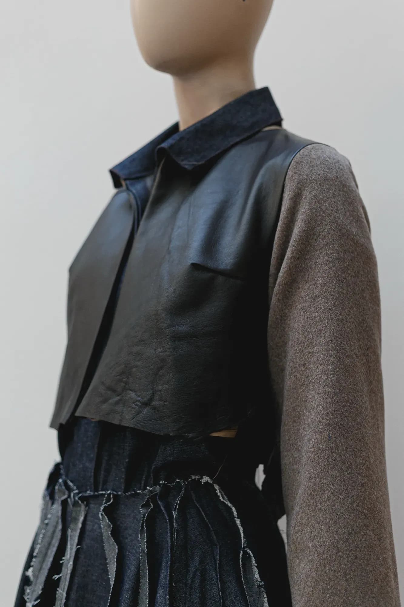 Chaqueta crop de cuero de oveja con mangas de cashmere — Atelier Molina