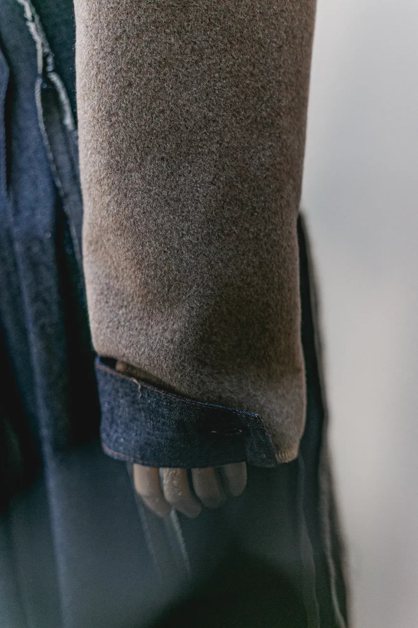 Chaqueta crop de cuero de oveja con mangas de cashmere — Atelier Molina