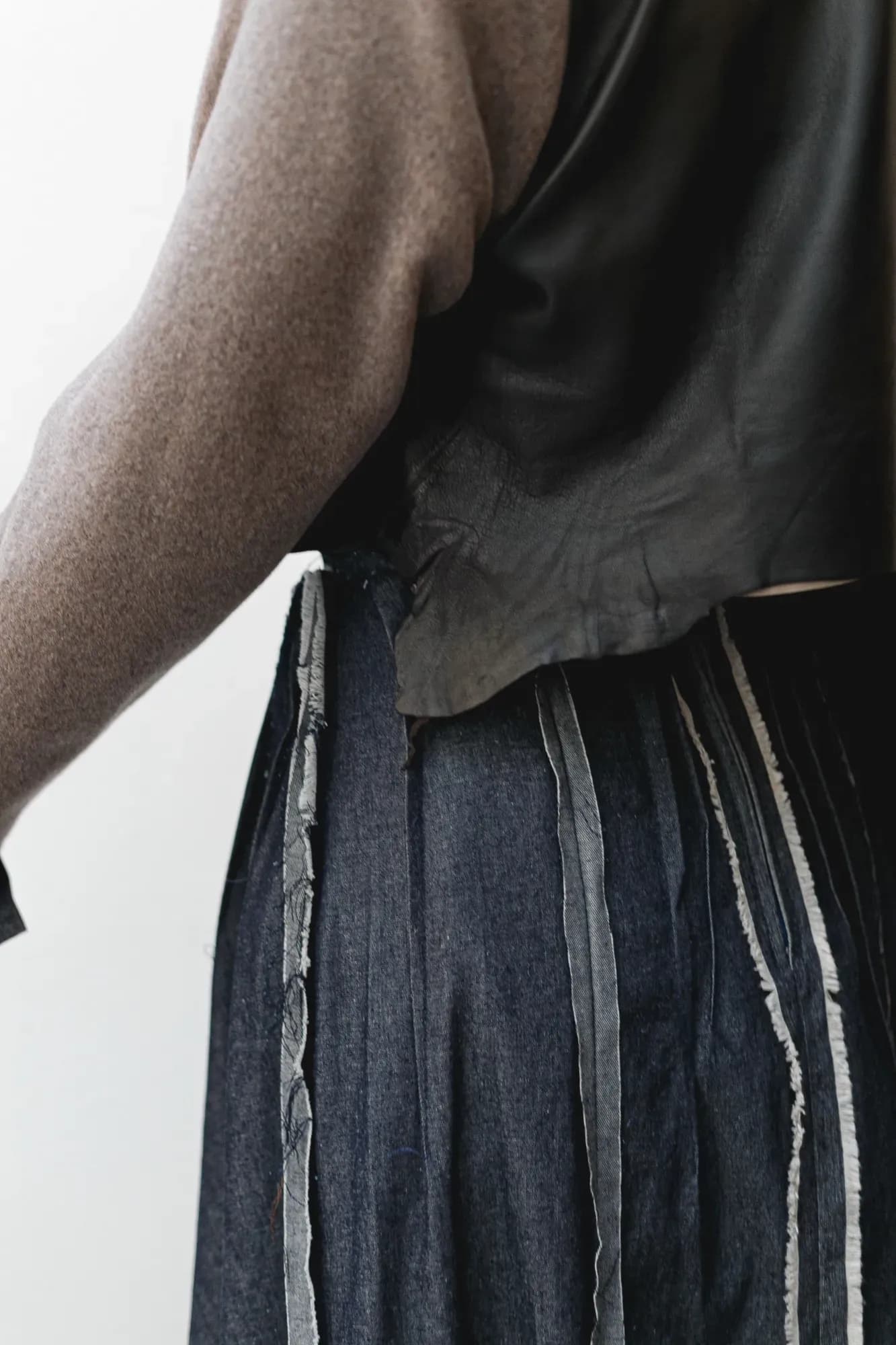 Chaqueta crop de cuero de oveja con mangas de cashmere — Atelier Molina