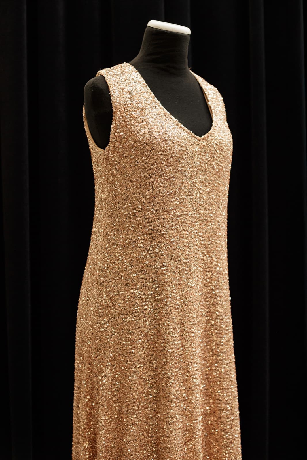 Golden Sequins Dress en internet
