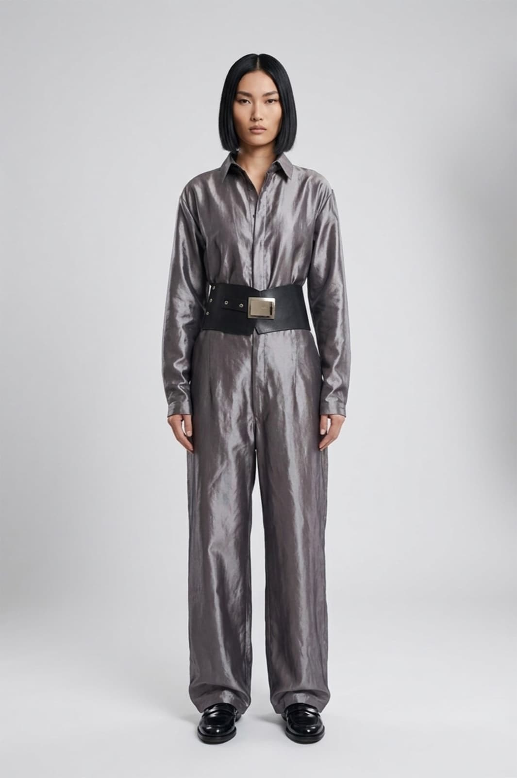 Jumpsuit de tafetán lila, vista frontal, cuello camisero cerrado