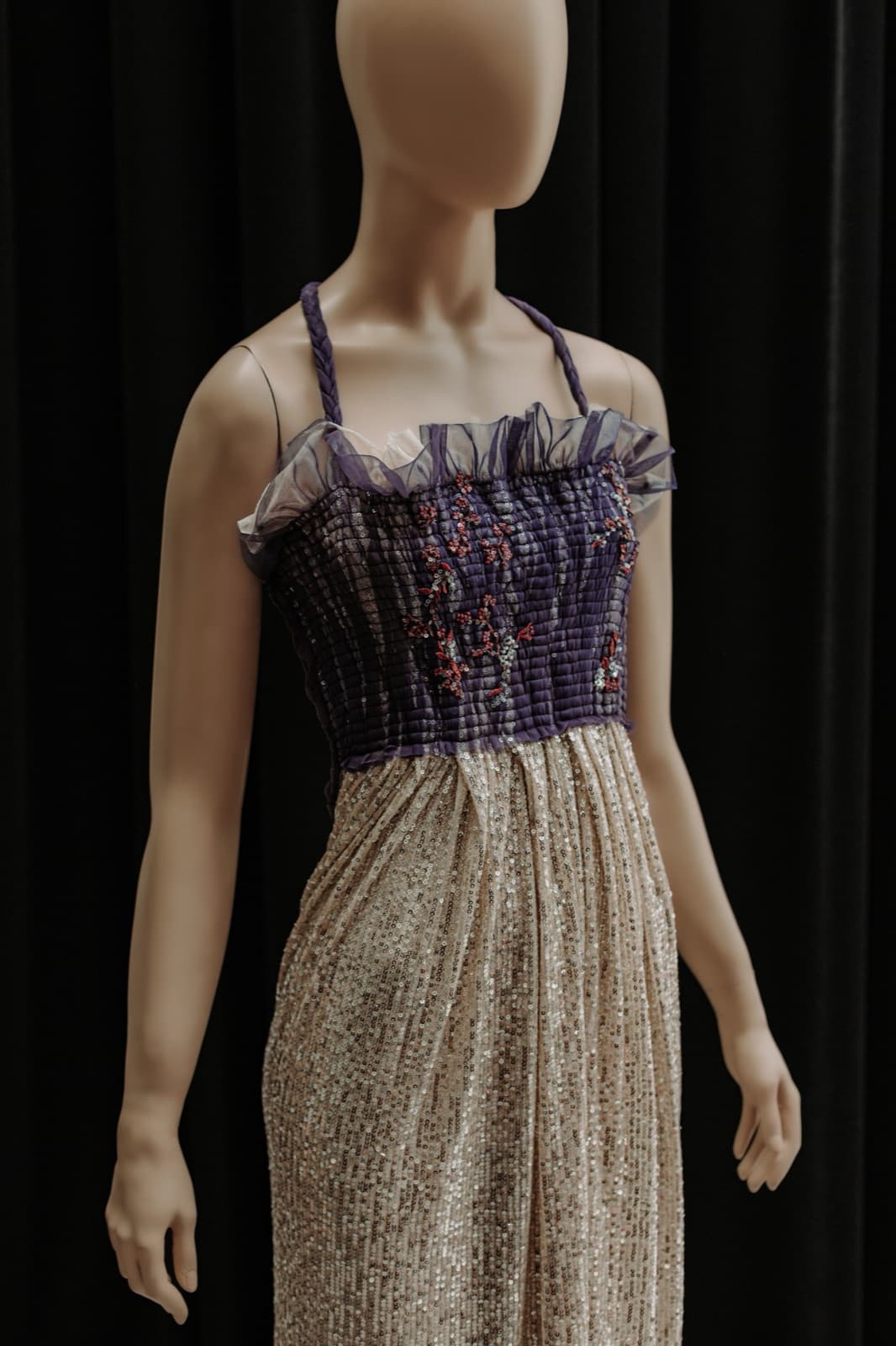 Vestido drapeado violeta bordado con falda de paillete en internet