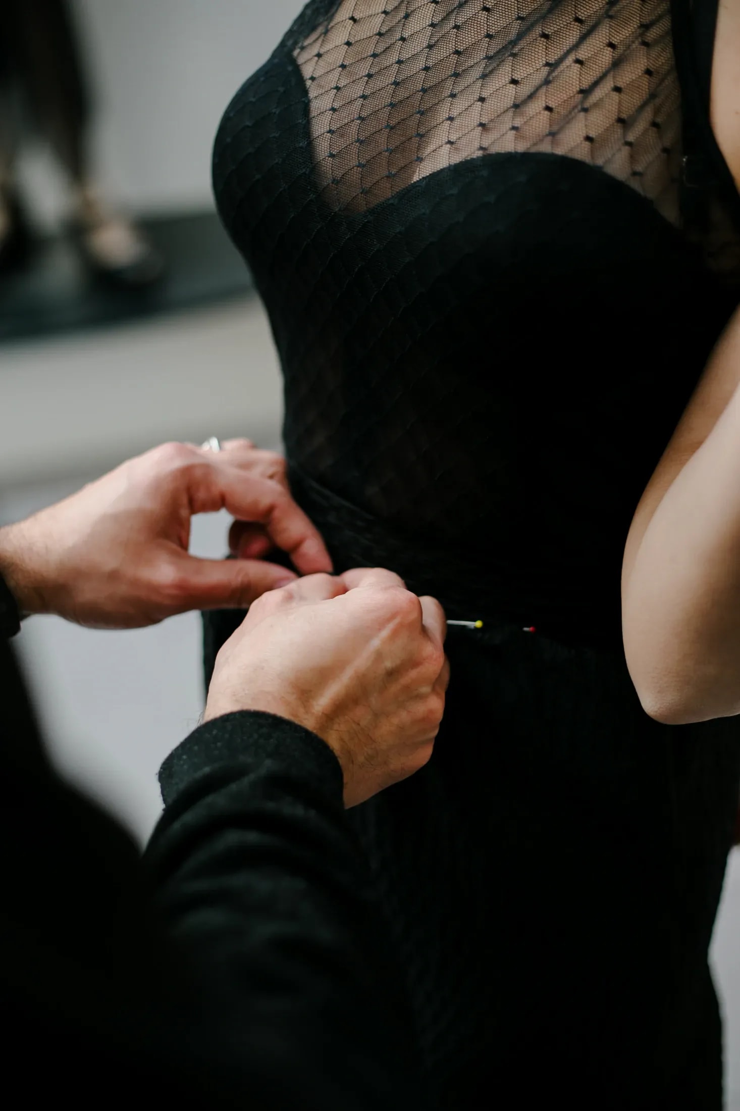 Carlos Molina trabajando sobre un vestido a medida en el atelier de Buenos Aires