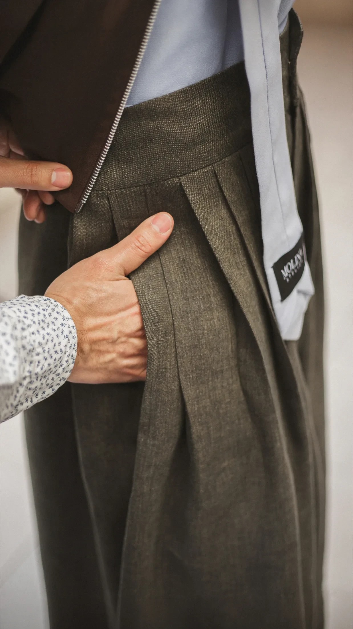 pantalon tableado de lino verde · Atelier Molina, Buenos Aires