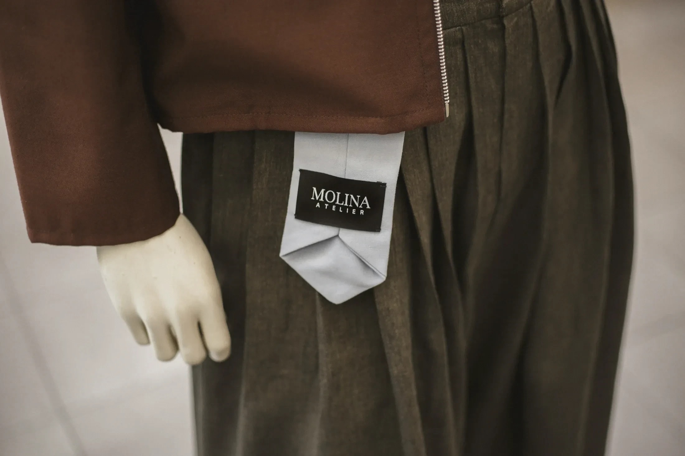 pantalon tableado de lino verde con chaqueta chocolate · Atelier Molina, Buenos Aires