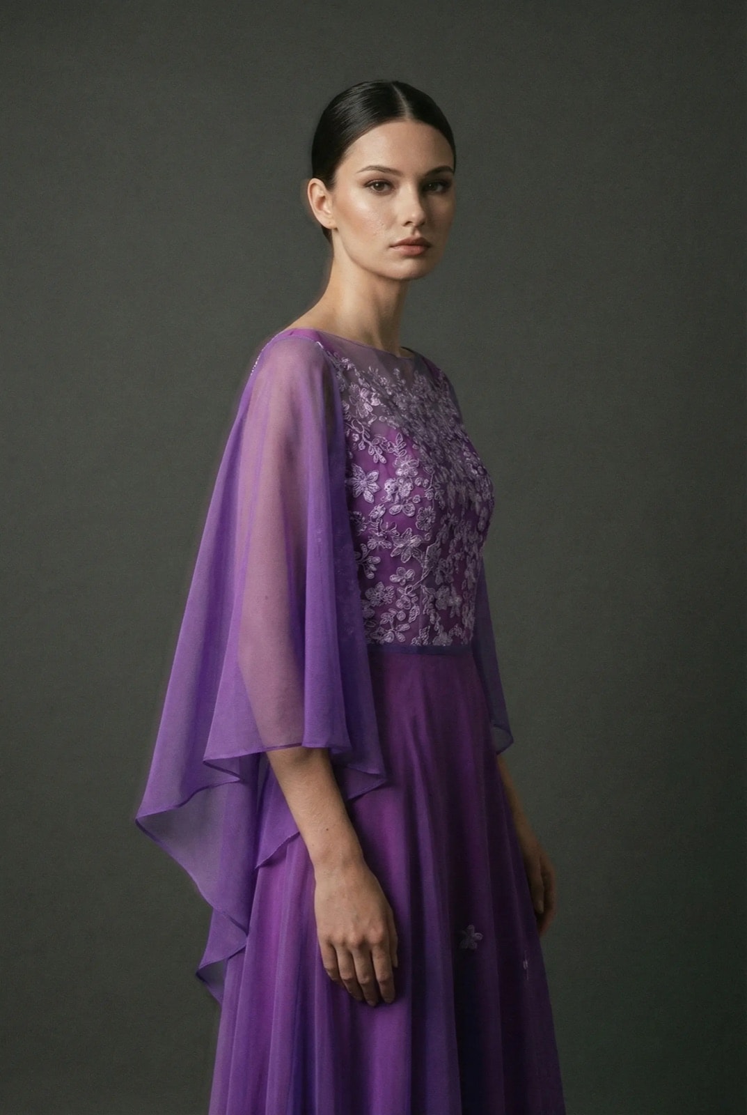 Vestido largo violeta amatista de Atelier Molina, vista de perfil sobre modelo, mostrando la caída de las mangas de organza.