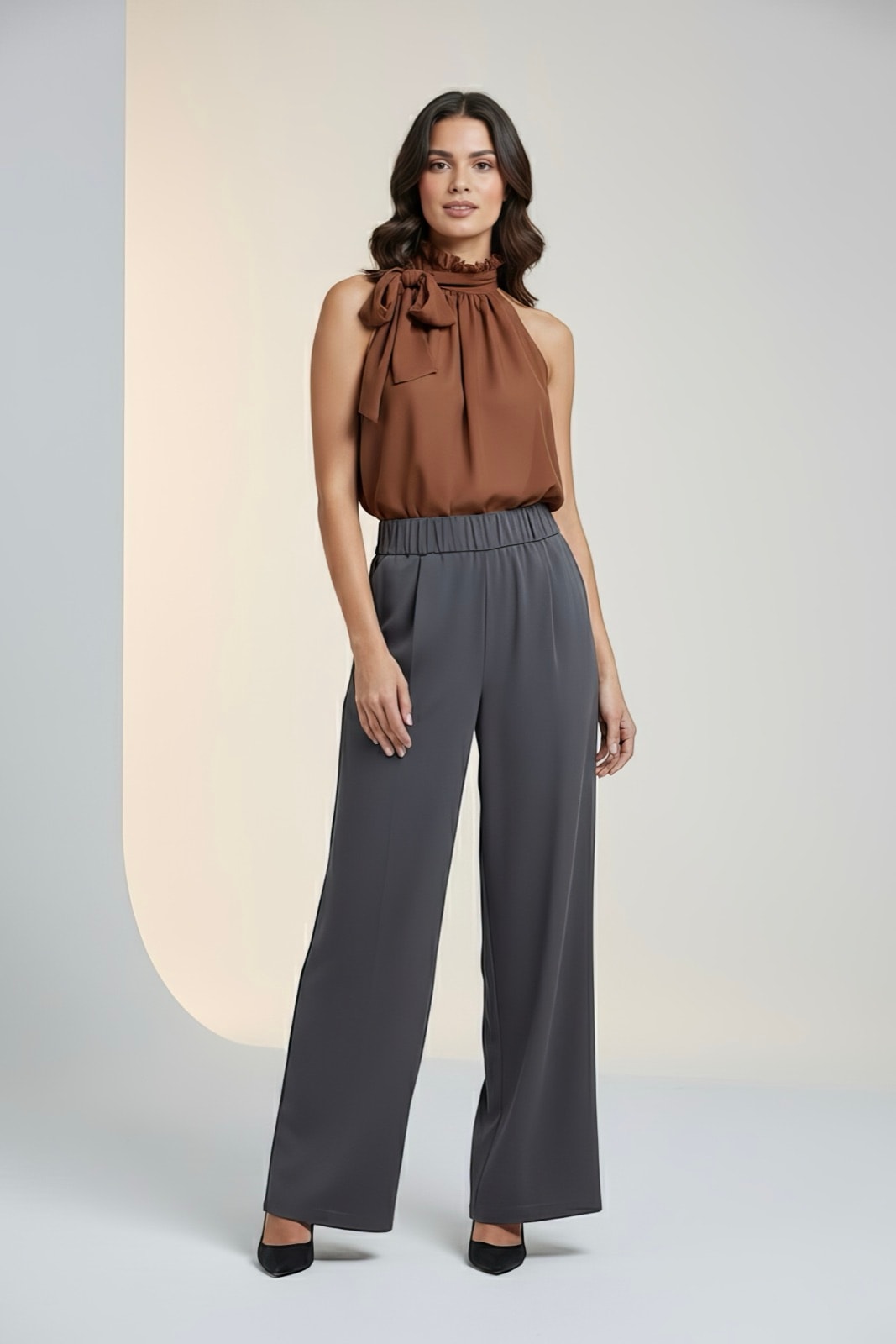 Blusa de gasa bambula chocolate combinada con pantalón oxford gris, sobre modelo de cuerpo entero caminando.
