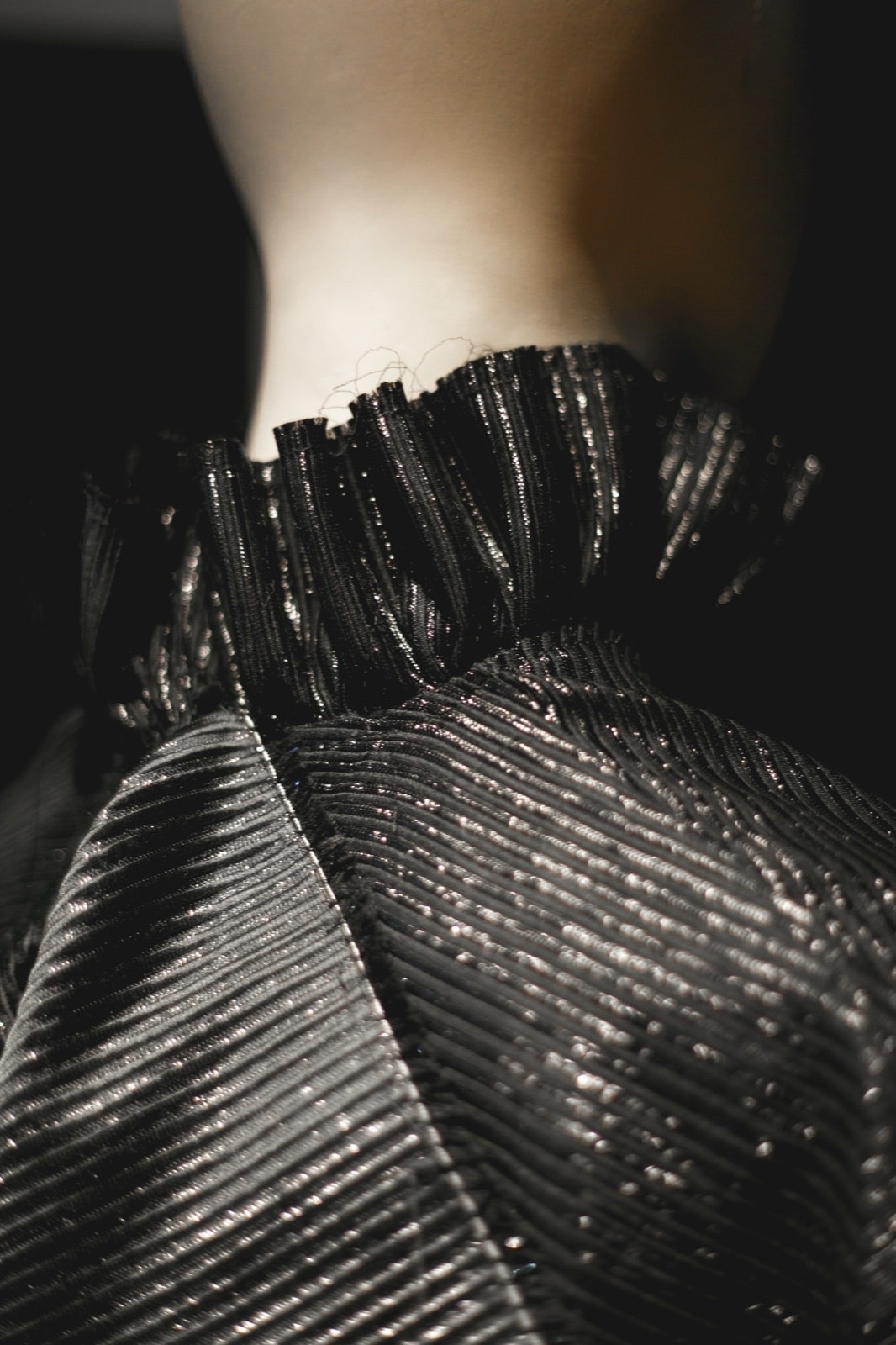 Detalle del cuello alto fruncido de la Blusa Olé! Negra Texturizada, tomado desde atrás sobre el maniquí.