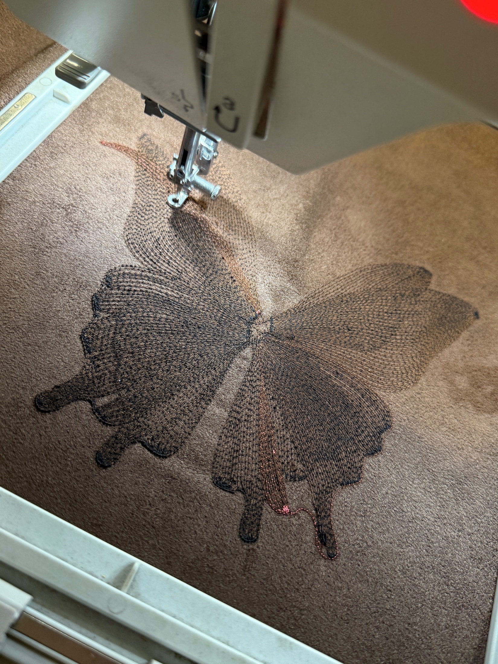 Bordado de mariposa emperatriz sobre gamuza vegana marrón · Atelier Molina, Buenos Aires