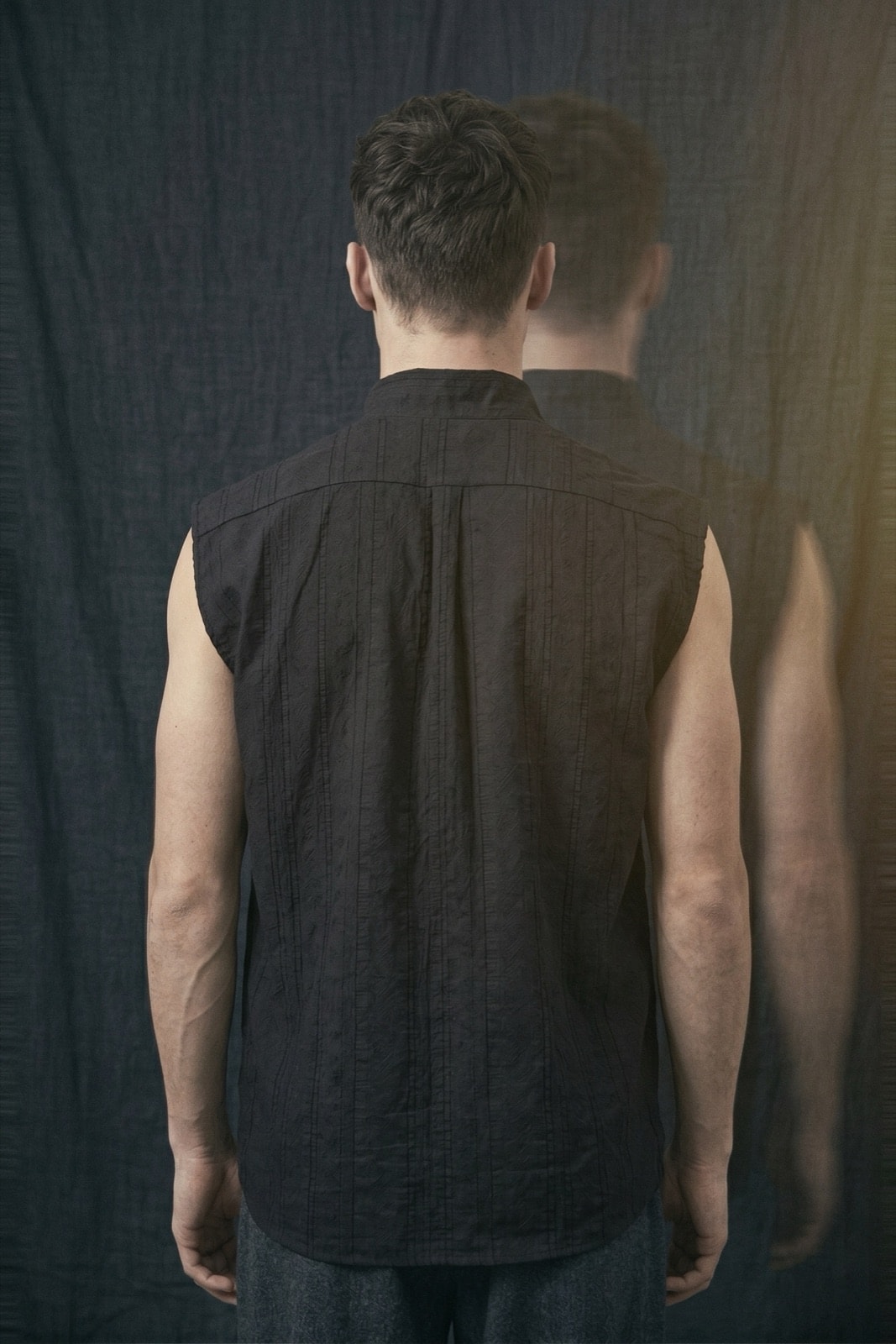 Camisa Sin Mangas Jaquard Labrado -- Gris Plomo - Atelier Molina · Alta Costura & Sastrería de Autor · Buenos Aires