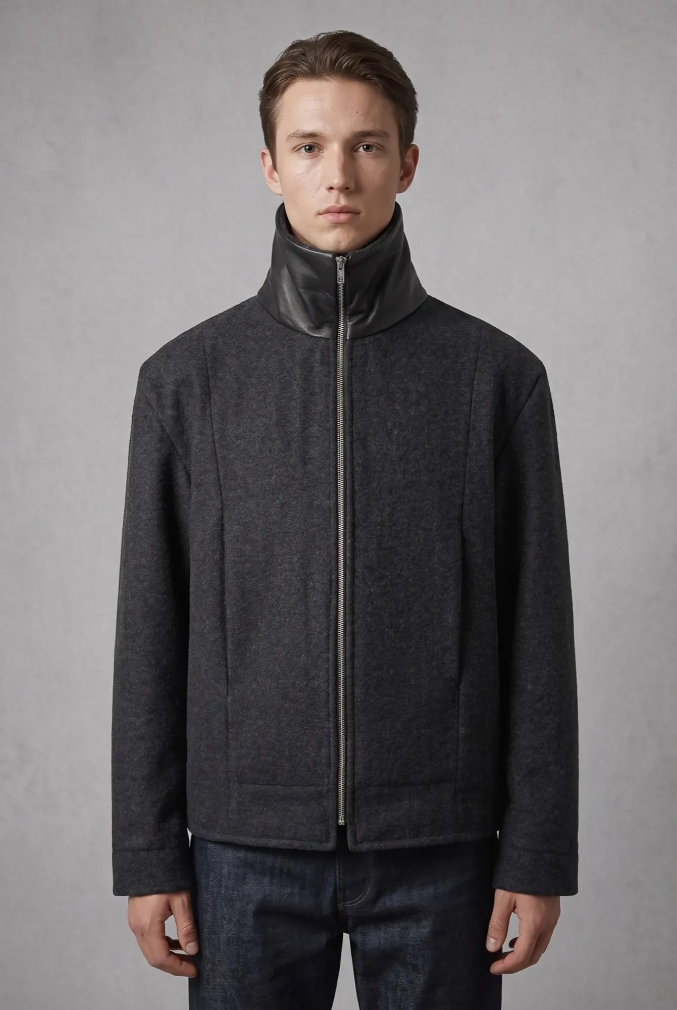 Chaqueta de lana prensada gris de Atelier Molina sobre modelo, vista frontal completa de pie sobre fondo gris.