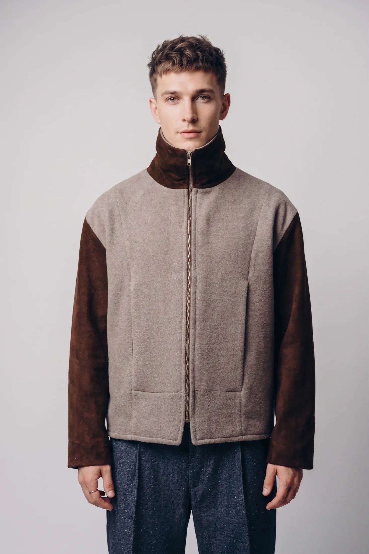 Chaqueta de cashmere con mangas de cuero de oveja y cuello tortuga alto cerrado, vista frontal