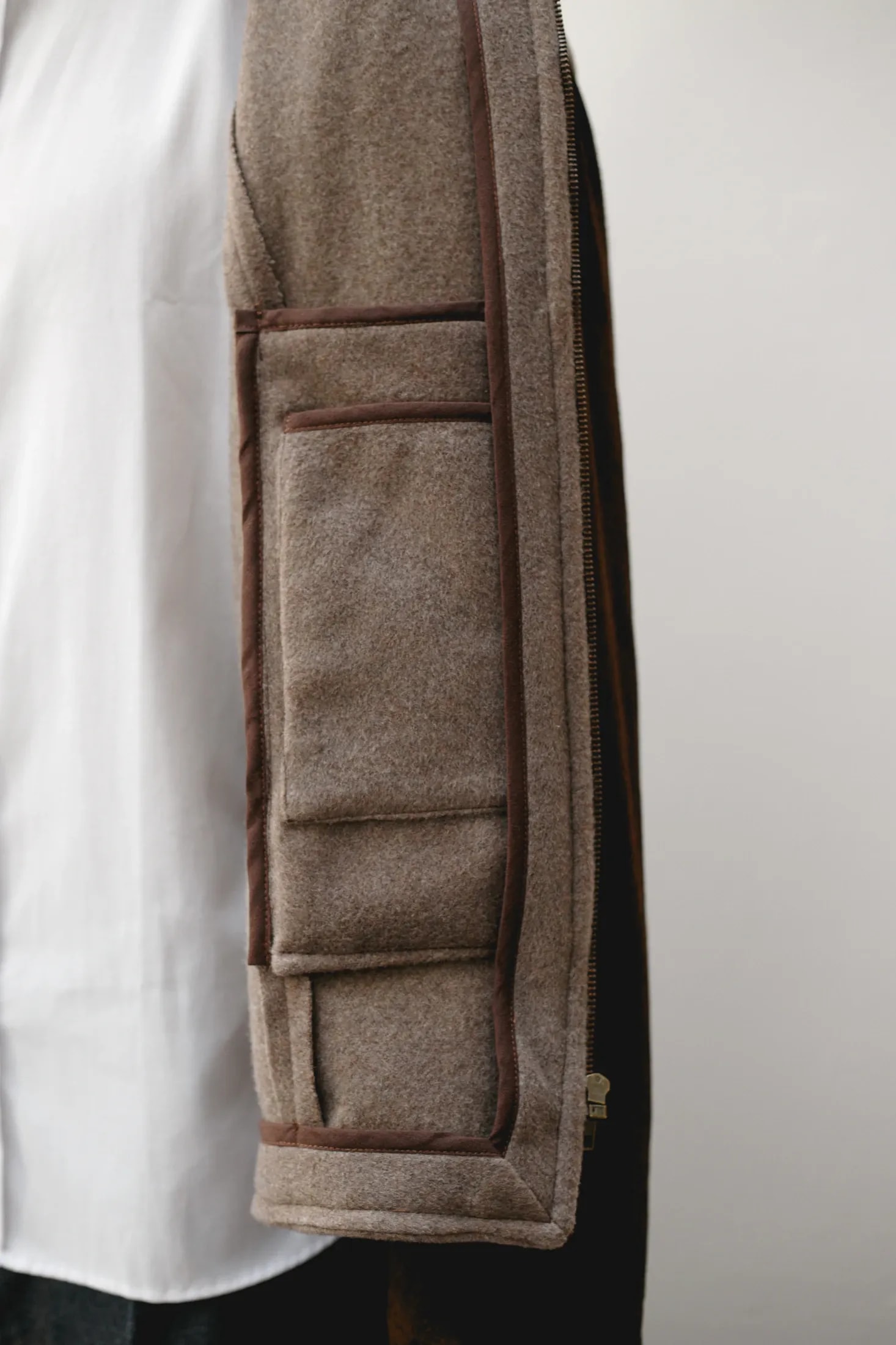 Interior de la chaqueta con bolsillos internos y vivos en cuero, confección artesanal en nuestro atelier de Buenos Aires