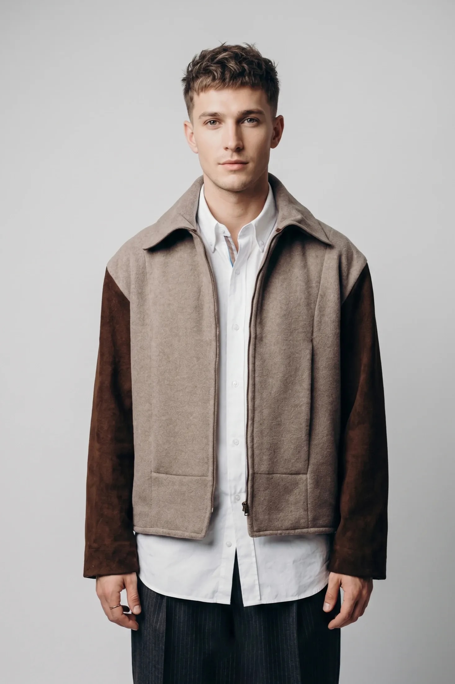 Chaqueta de cashmere con el cuello tortuga desplegado sobre los hombros, vista frontal abierta