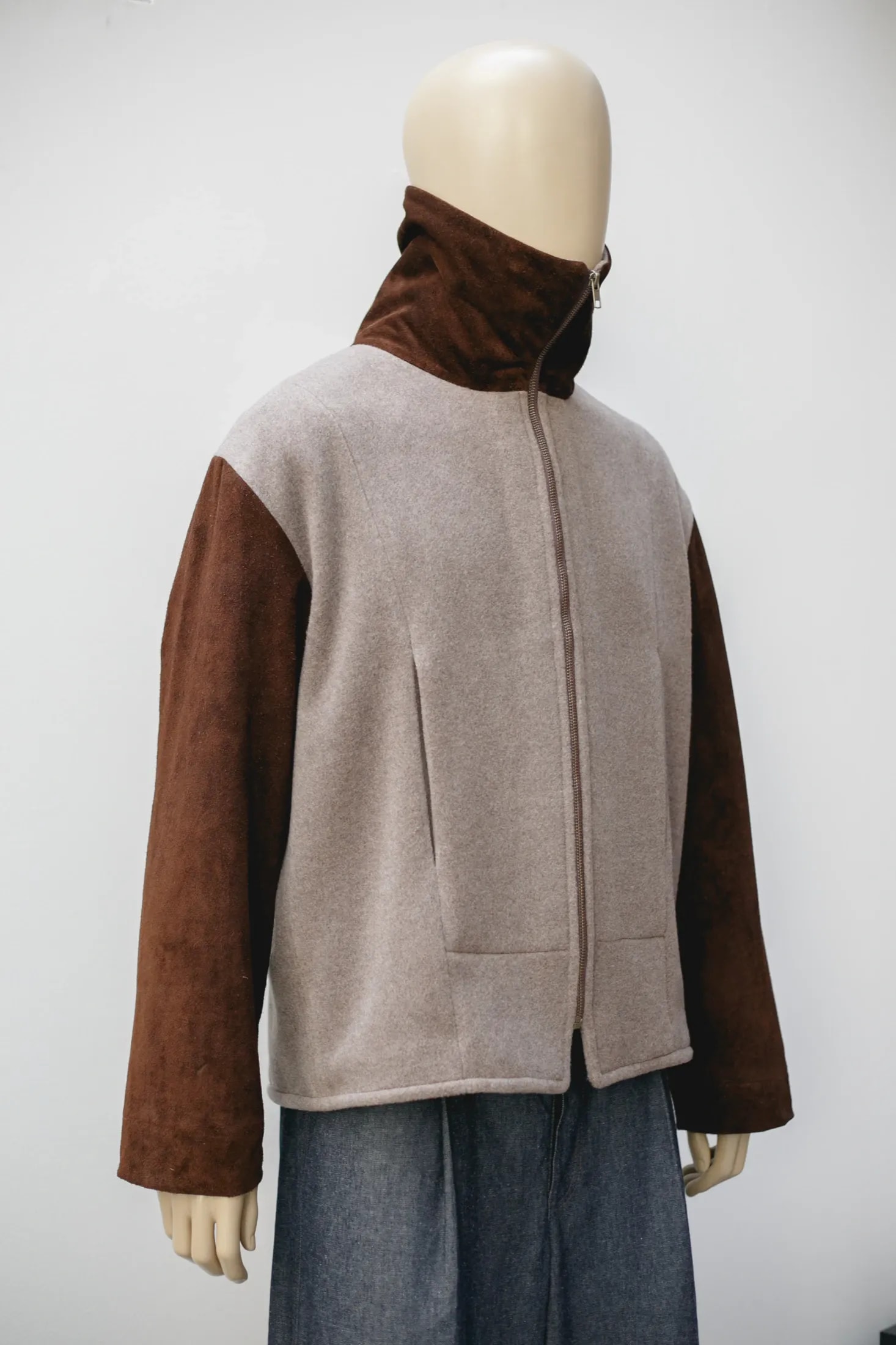 Chaqueta de cashmere y cuero de oveja, vista lateral con el cuello tortuga levantado