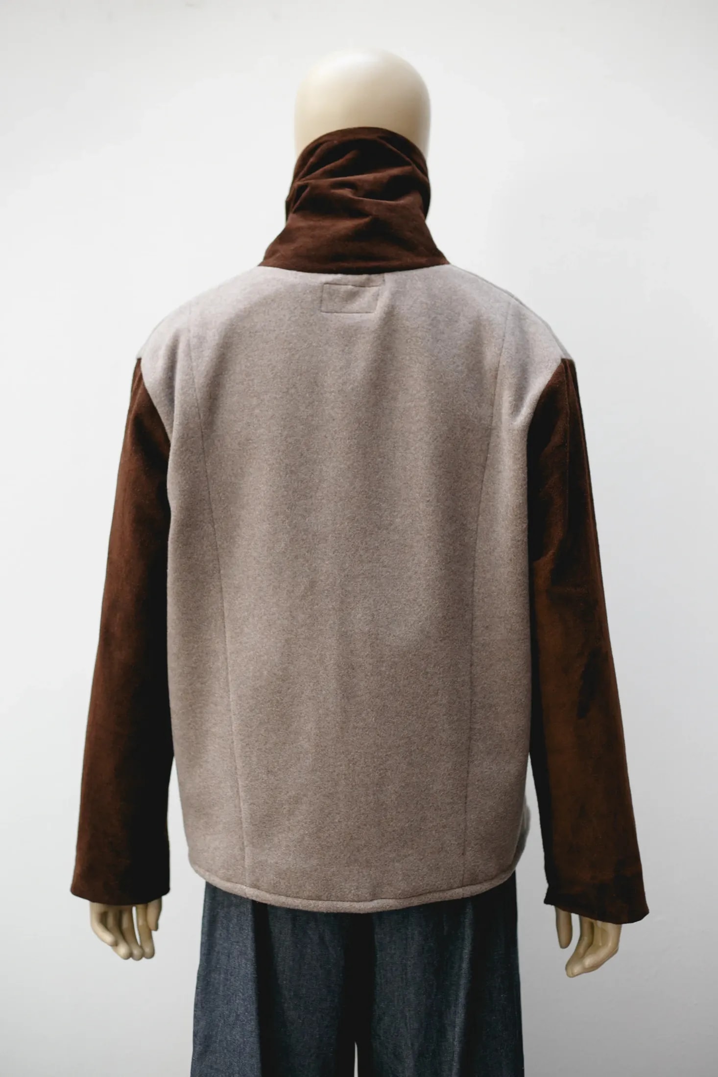 Chaqueta de cashmere con mangas de cuero, vista de espalda con costuras verticales a la vista