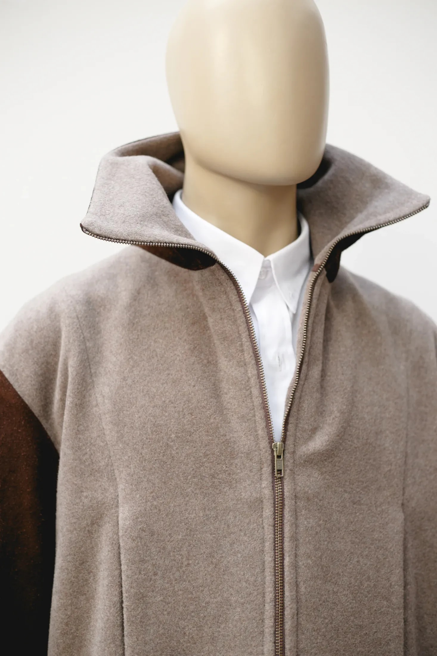 Cuello desplegado mostrando el cashmere por fuera y el cierre metálico al frente
