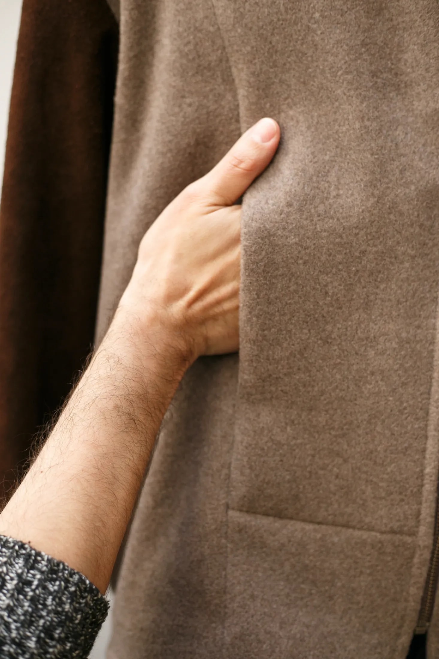 Bolsillo externo oculto en la costura lateral de la chaqueta de cashmere
