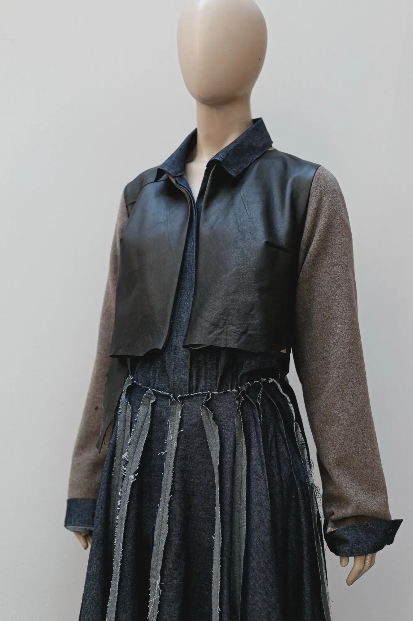 Chaqueta crop de cuero de oveja con mangas de cashmere — Atelier Molina