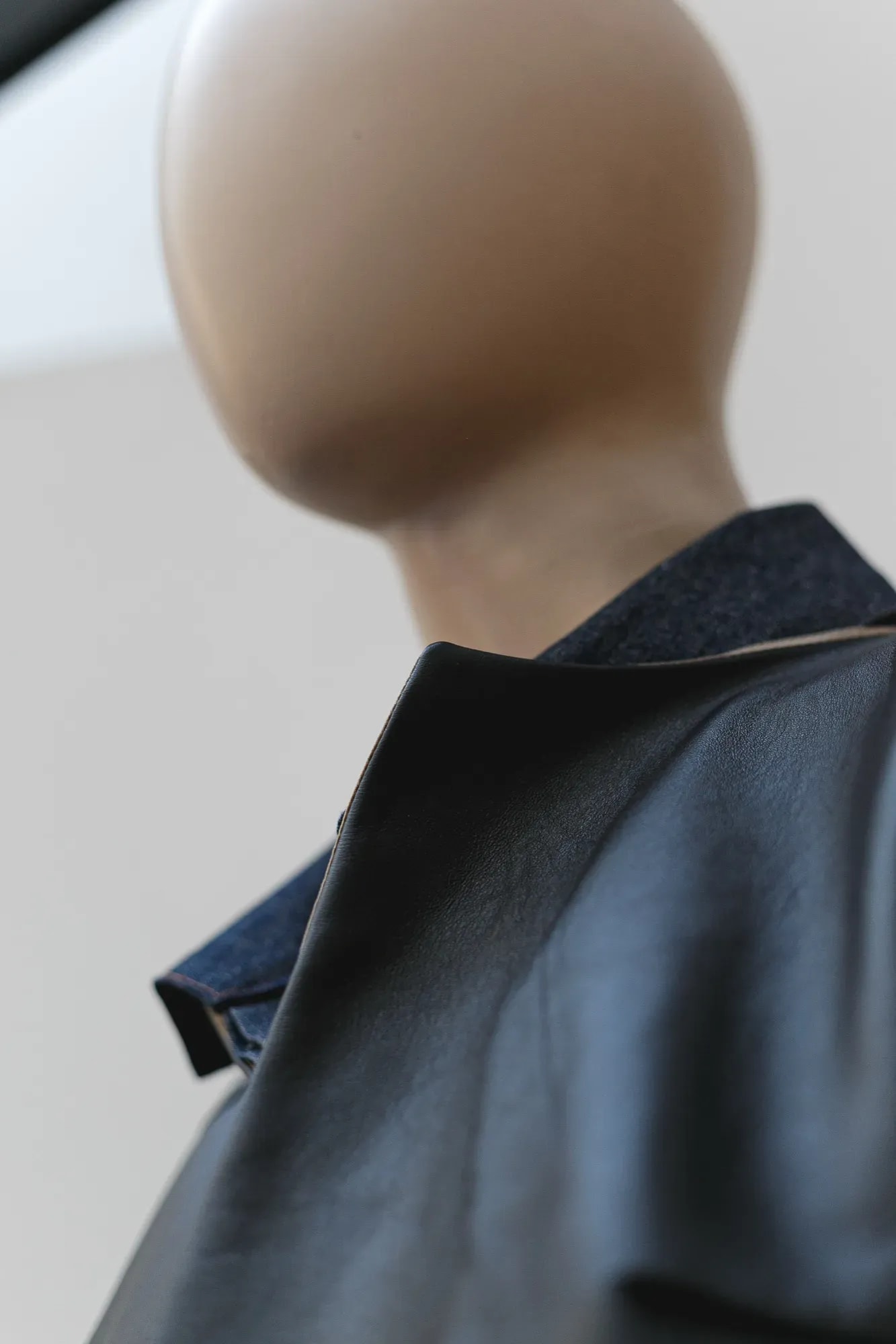 Chaqueta crop de cuero de oveja con mangas de cashmere — Atelier Molina