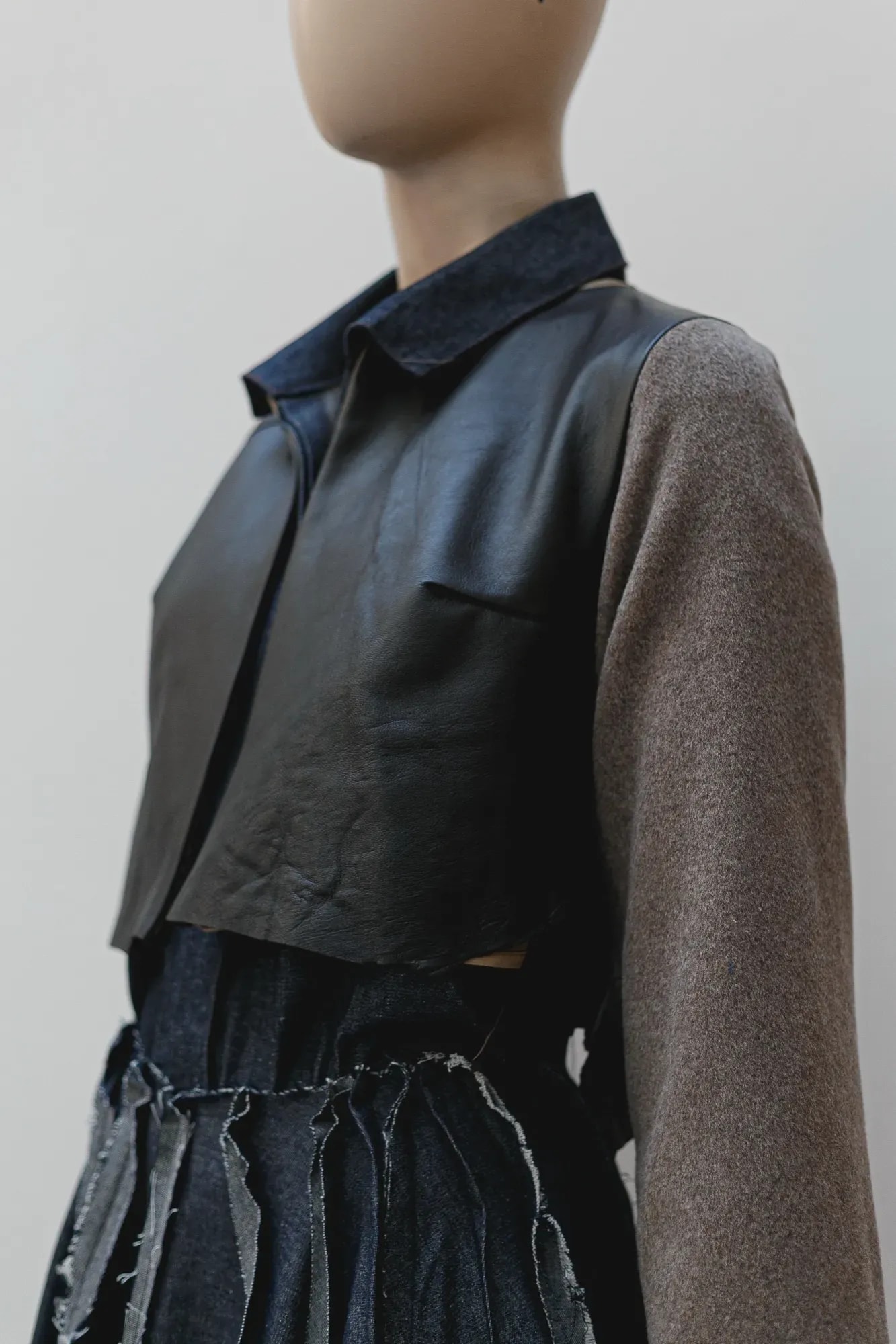 Chaqueta crop de cuero de oveja con mangas de cashmere — Atelier Molina