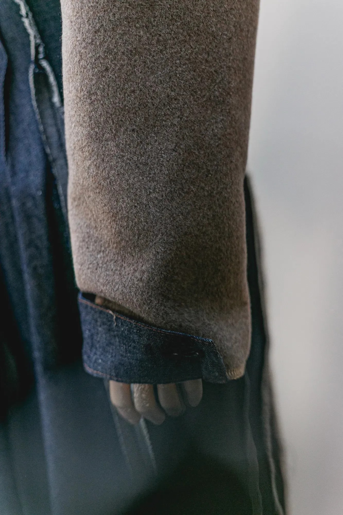 Chaqueta crop de cuero de oveja con mangas de cashmere — Atelier Molina