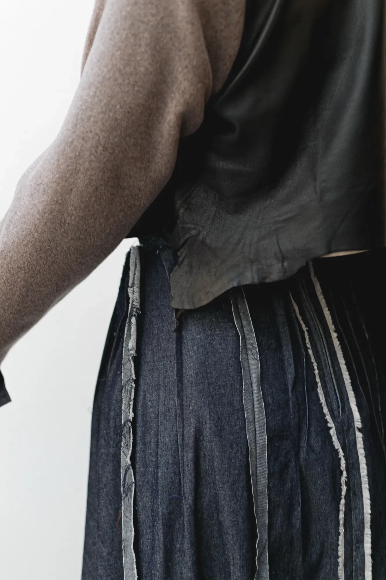 Chaqueta crop de cuero de oveja con mangas de cashmere — Atelier Molina