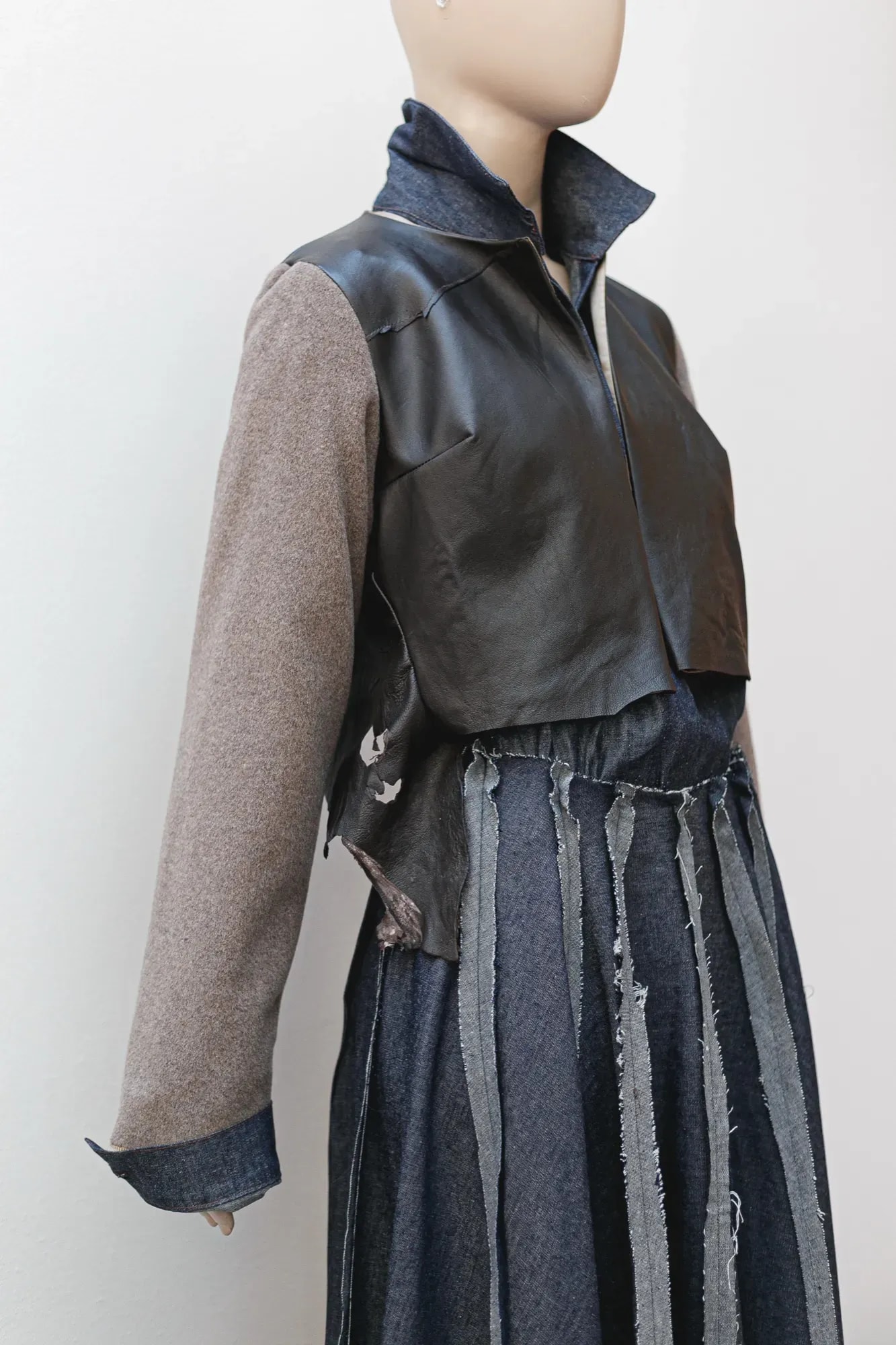 Chaqueta crop de cuero de oveja con mangas de cashmere — Atelier Molina