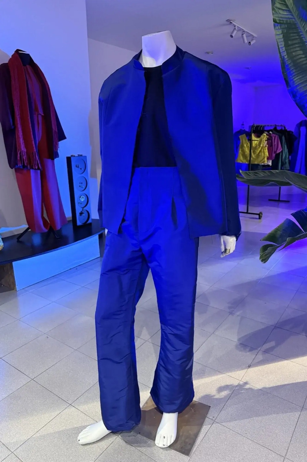 Conjunto de chaqueta y pantalón de gros de seda azul Klein sobre maniquí, vista delantera completa en el showroom de Atelier Molina.