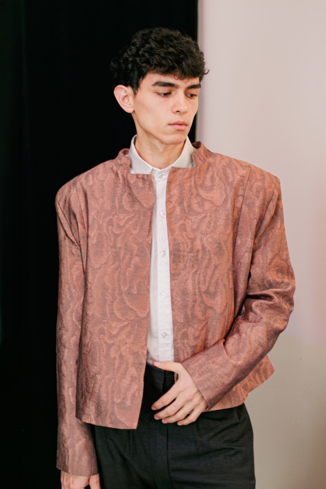 Detalle de la chaqueta de jacquard rosa: dibujo ondulado tejido en la trama, cuello mao y hombrera estructurada. Atelier Molina, Buenos Aires