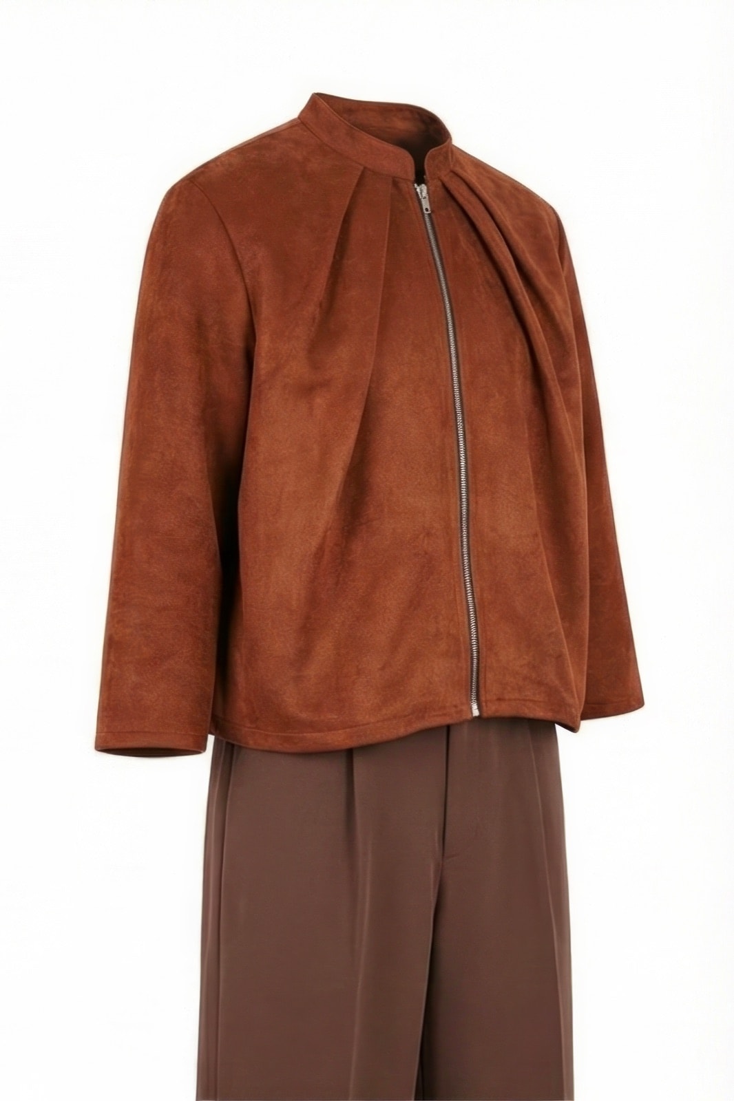 Chaqueta de gamuza caramelo sobre pantalón marrón, vista de tres cuartos con el cuerpo recortado sobre fondo blanco.