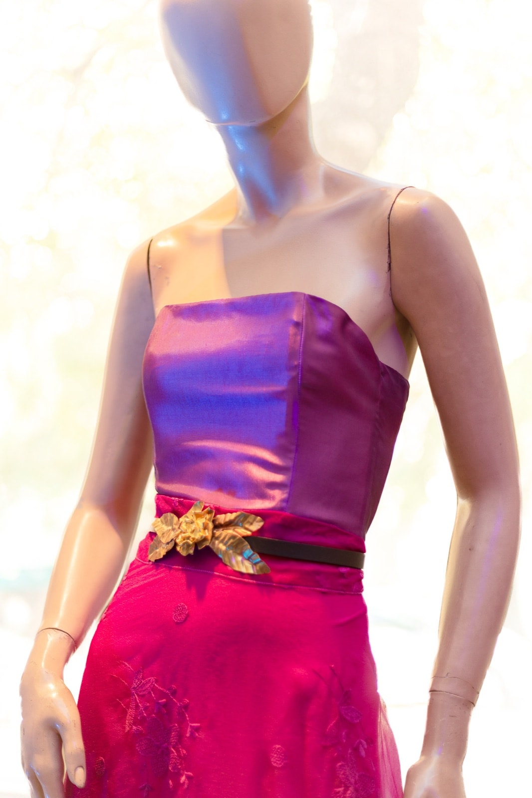 Corset strapless de tafetán magenta en internet