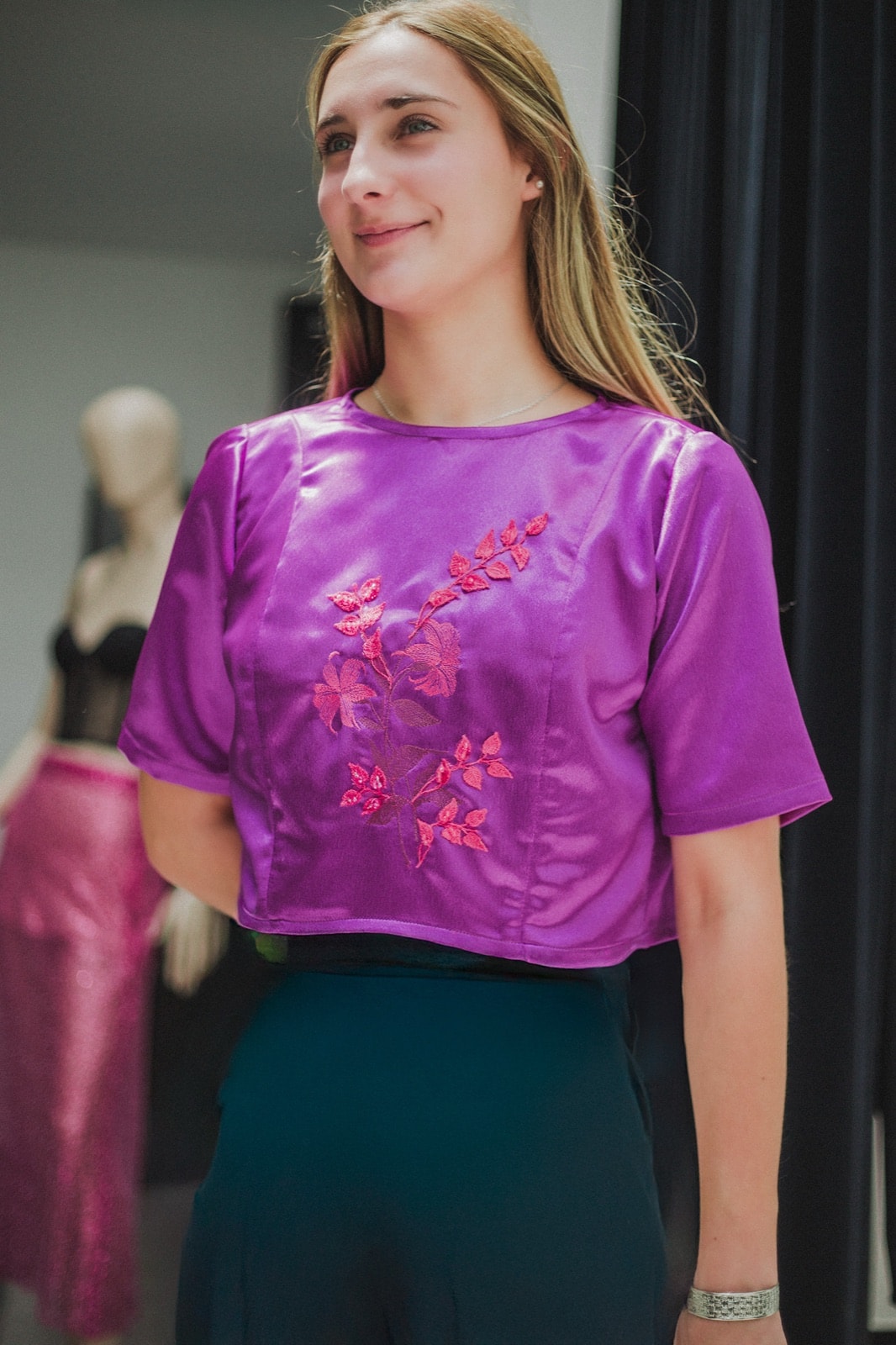 Croptop con mangas bordado en internet