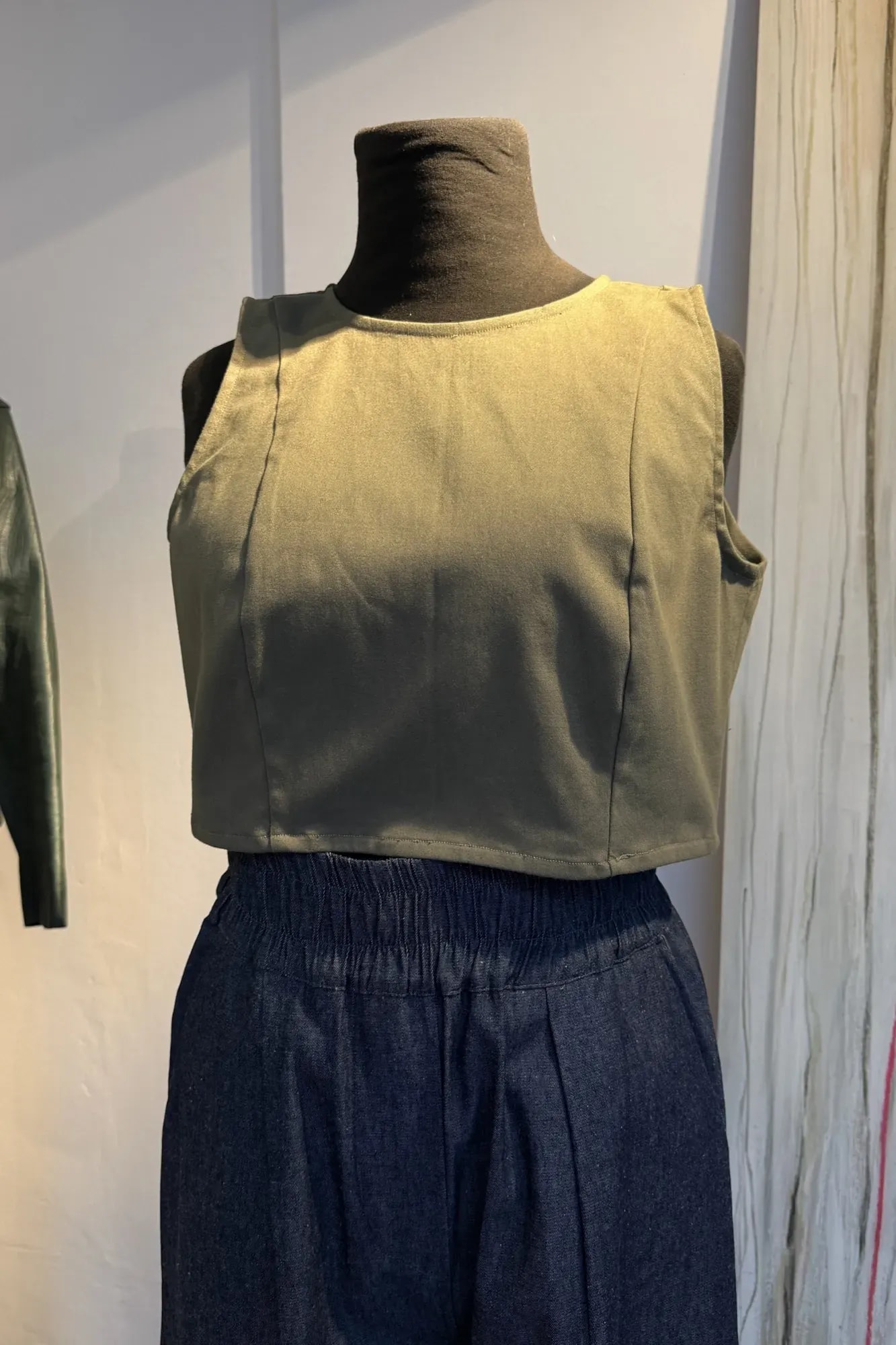 croptop verde elastizado en maniquí