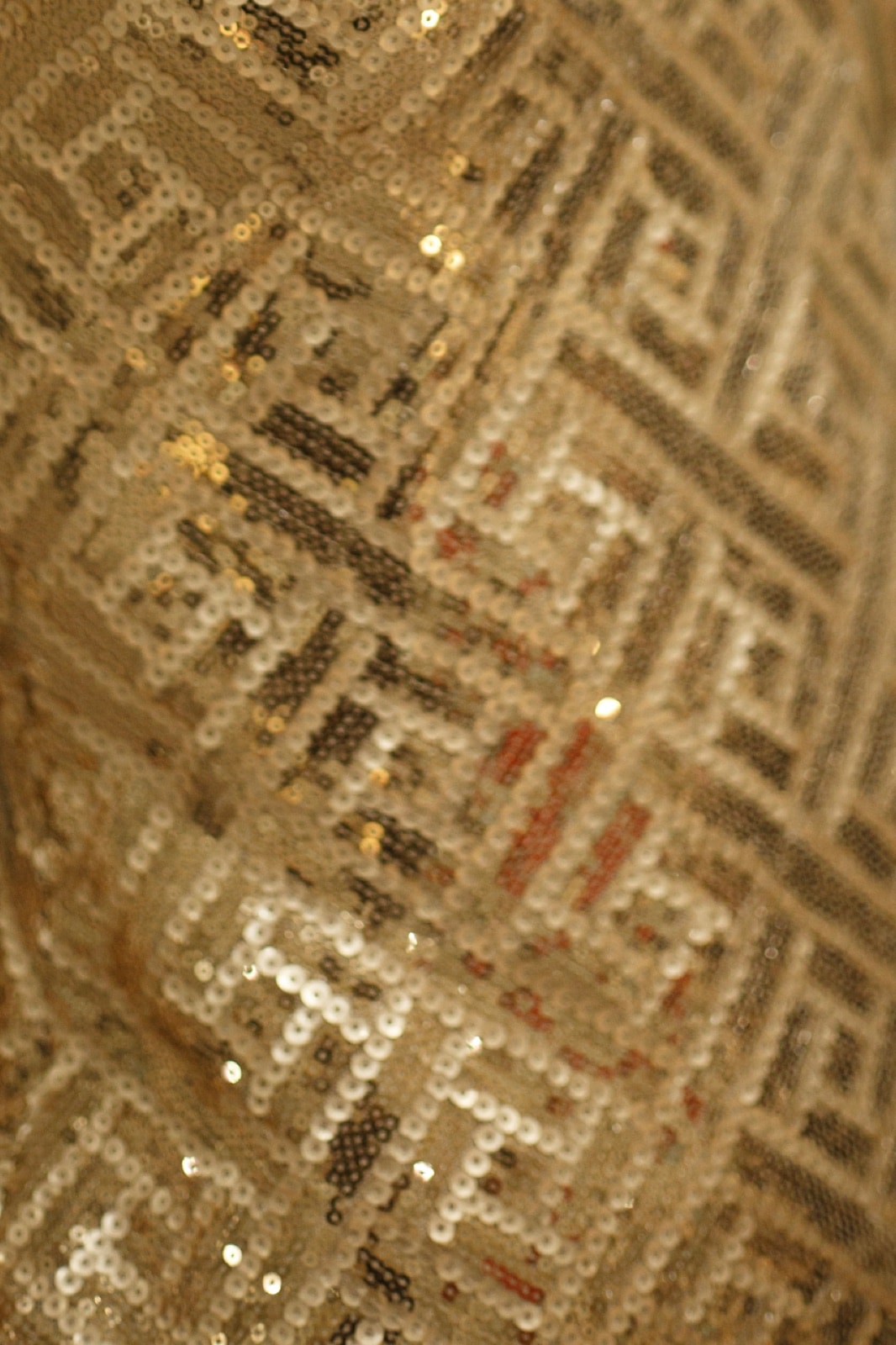 Detalle de la textura de paillette con diseño de rombos de la Falda Recta de Paillette de Atelier Molina, primer plano de la tela.