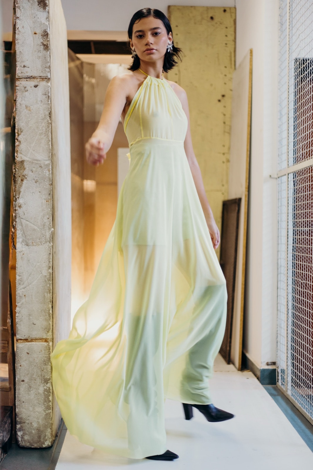 Halter slip dress amarillo en internet