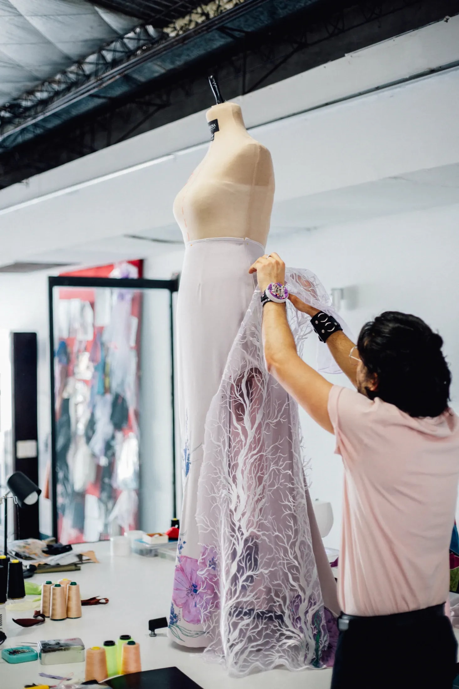Intervención artesanal con pintura textil sobre un vestido de alta costura
