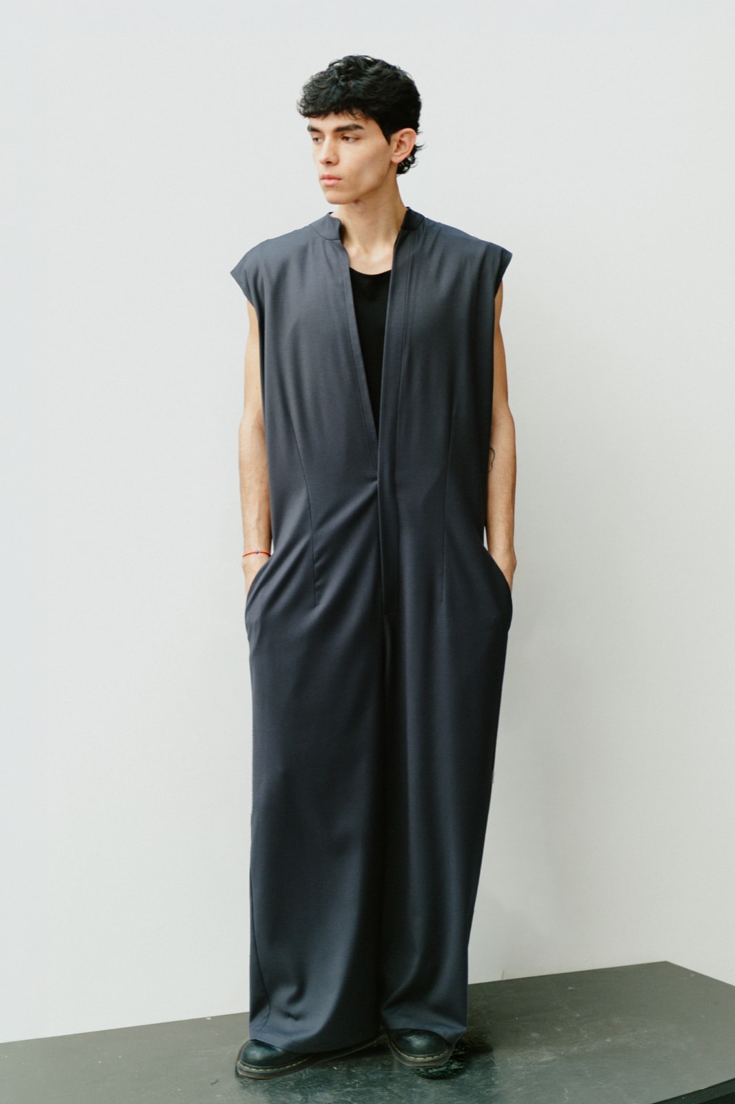Jumpsuit sastrero gris sin mangas con botones centrales y pierna ancha, de frente. Atelier Molina, Buenos Aires.