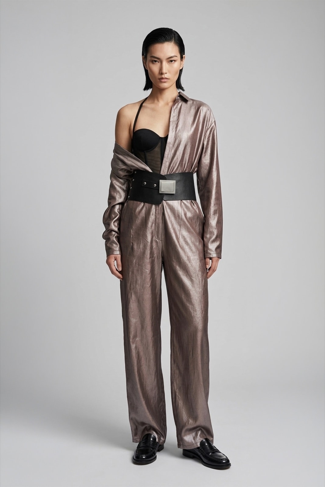 Jumpsuit de tafetán lila, estilismo a un hombro con corset