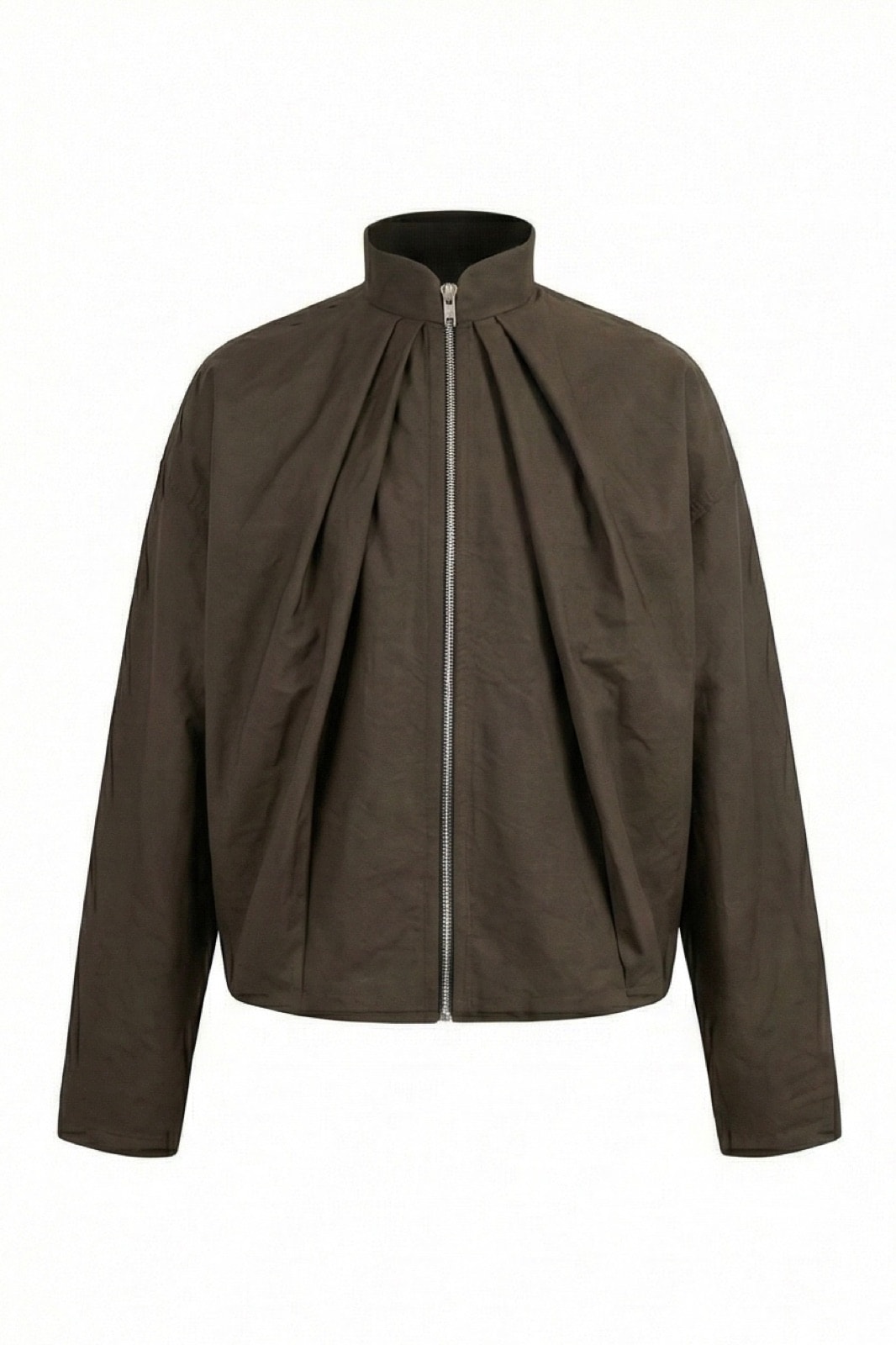 Campera impermeable verde oliva de Atelier Molina sobre fondo claro, plano frontal completo con cuello alto y cierre abierto.