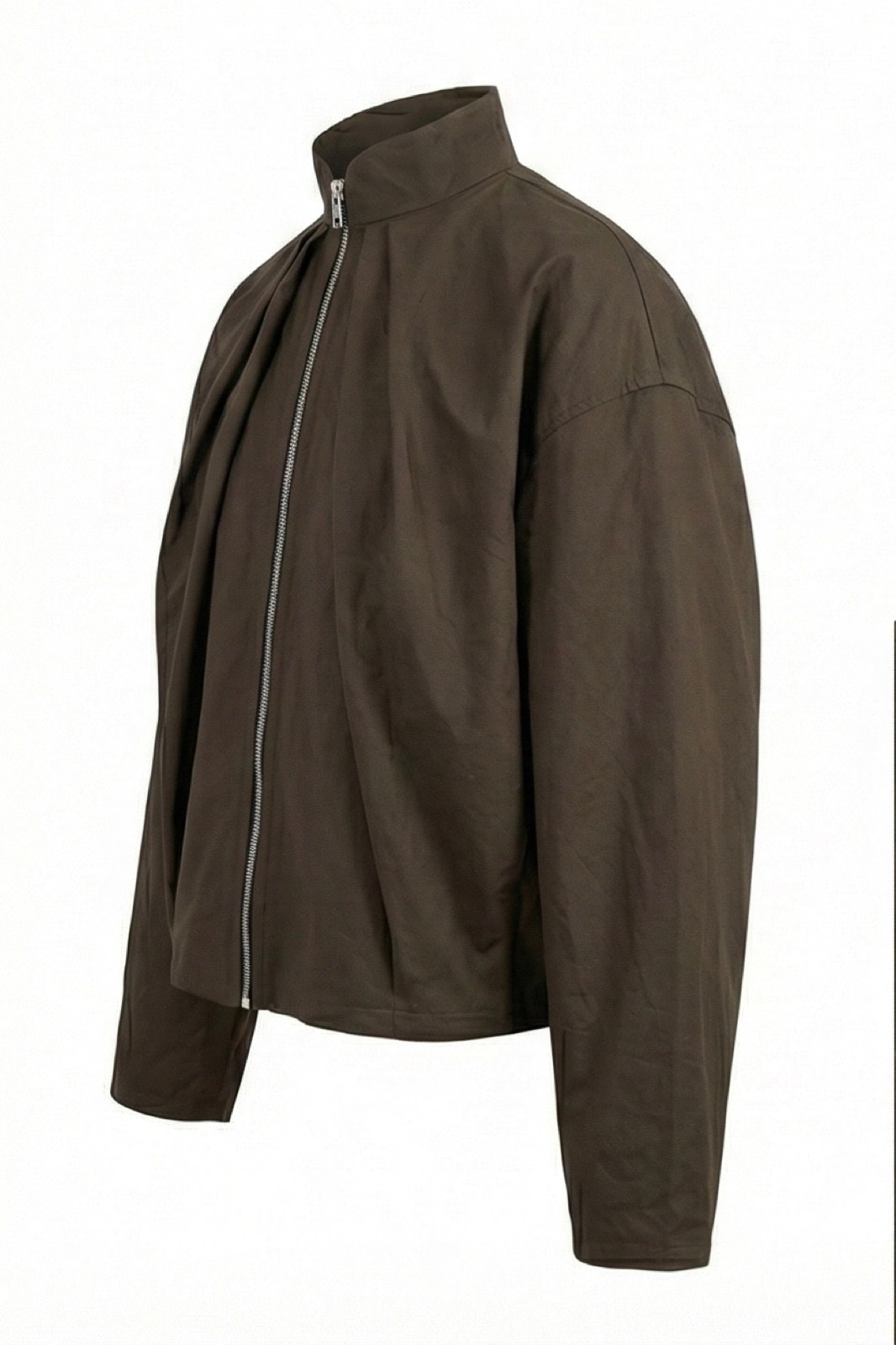 Campera impermeable verde oliva sobre fondo claro, vista de perfil que muestra el volumen del cuerpo y la manga.