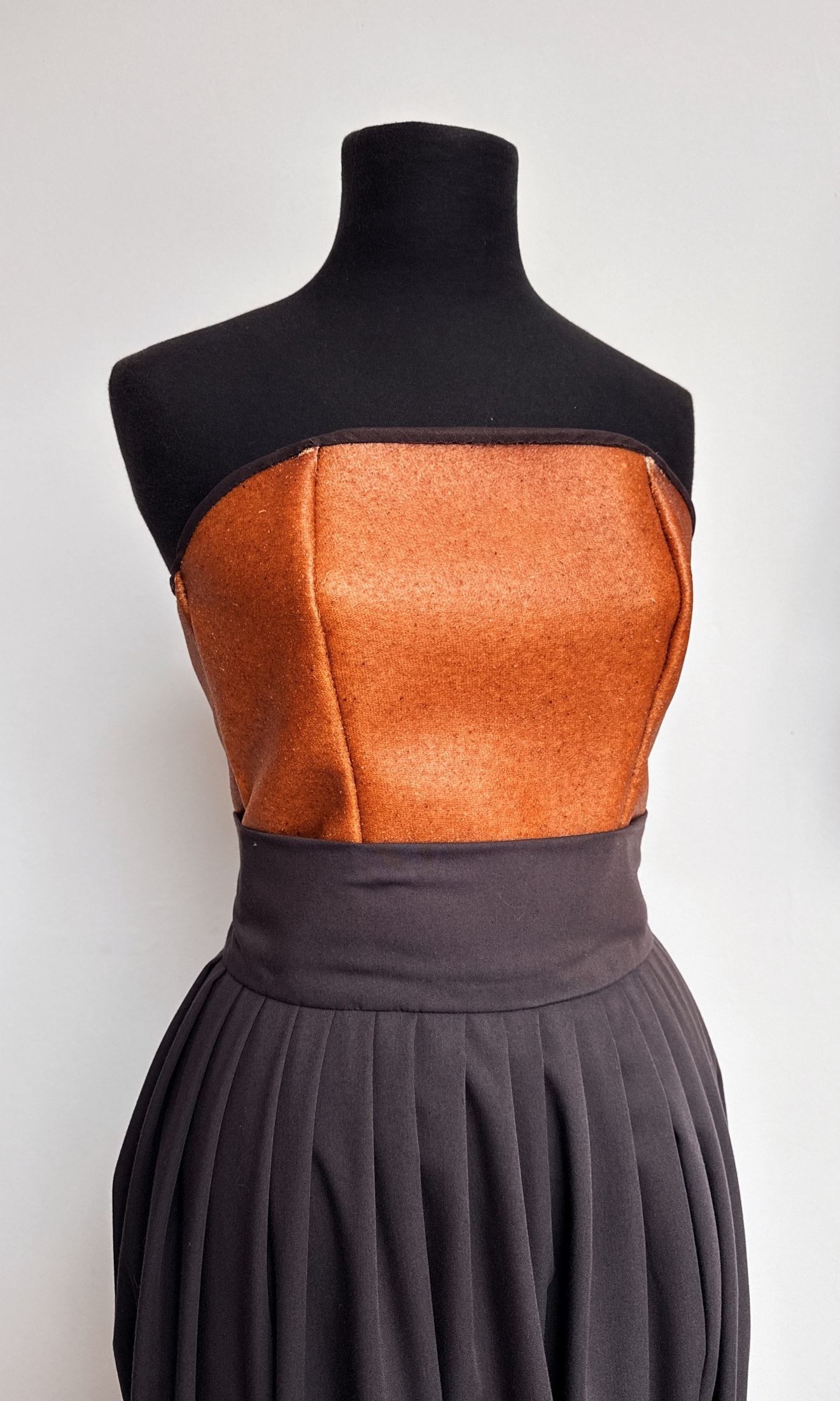 Nuevo top corset realizado con orujo de tomate! 🍅 Es una locura este material. Colaboración con Bioeleven. 🫶🏻