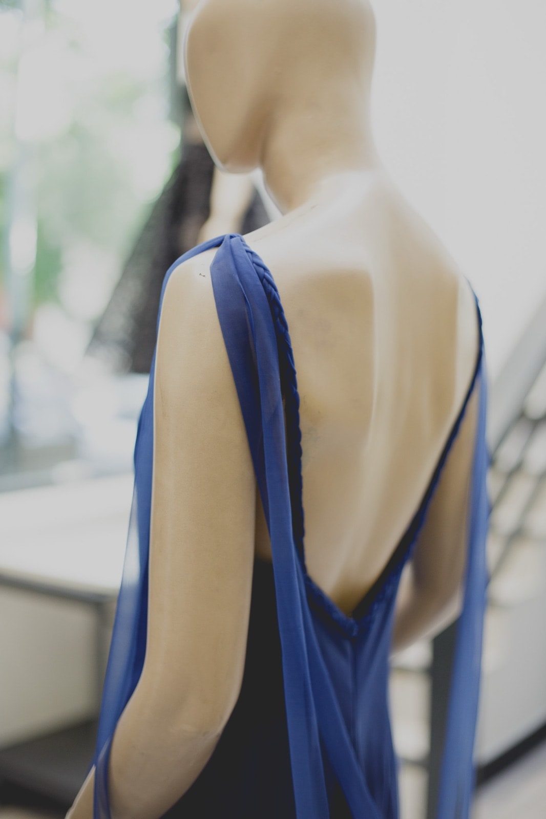 Detalle de la tira trenzada y el tul en el hombro del Nigh Blue Garden Dress, primer plano sobre maniquí.