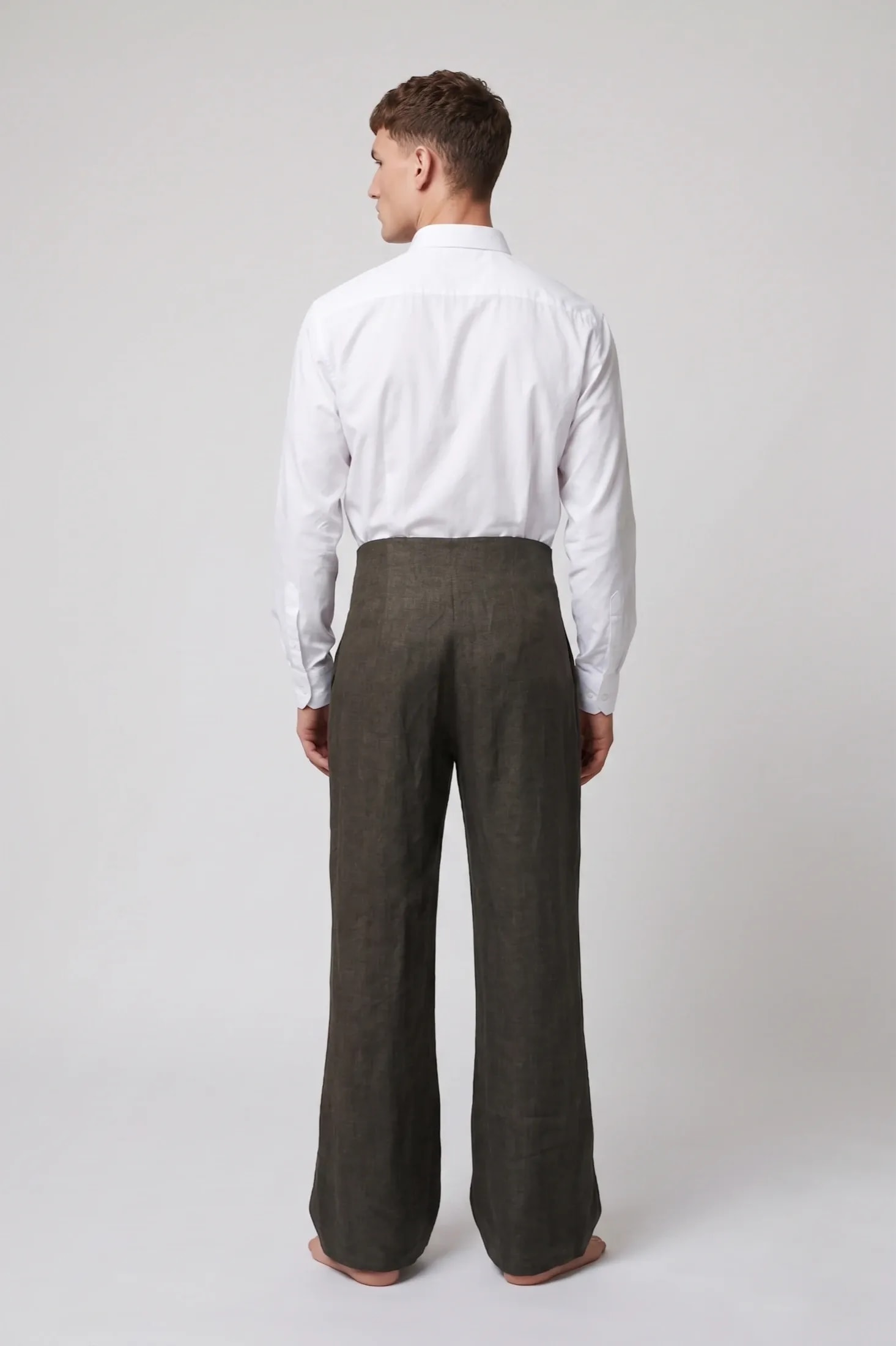 Pantalón sastrero cintura alta en lino italiano verde alga, vista posterior de la caída de pierna ancha