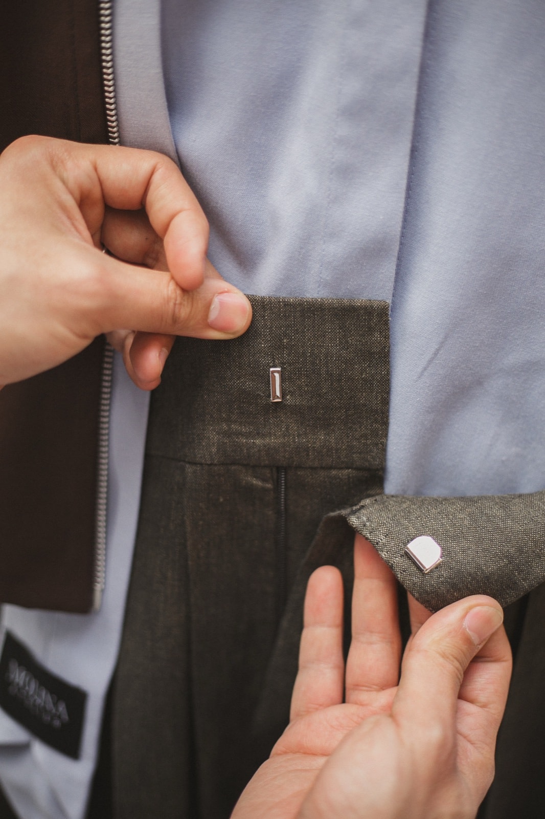 Cintura alta sin pasadores del Pantalón Ritual, con los broches metálicos del cierre lateral. Atelier Molina, Buenos Aires