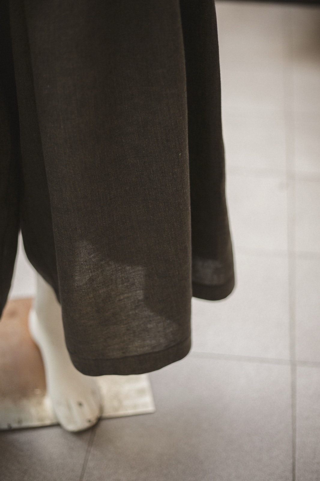 Ruedo con dobladillo ancho del Pantalón Ritual, donde se ve la trama del lino italiano de 245 gramos. Atelier Molina, Buenos Aires